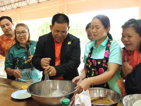 โครงการอบรมส่งเสริมอาชีพระยะสั้น หลักสูตรการทำปลาส้มไร้กาง และเค้กกล้วยหอม