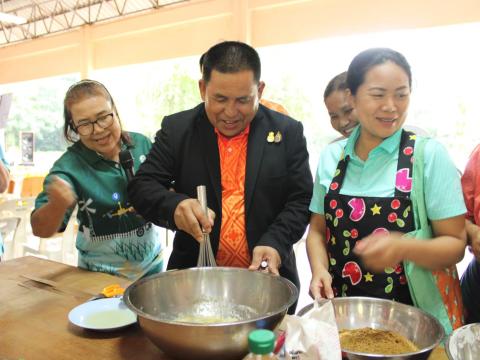 โครงการอบรมส่งเสริมอาชีพระยะสั้น หลักสูตรการทำปลาส้มไร้กาง และเค้กกล้วยหอม