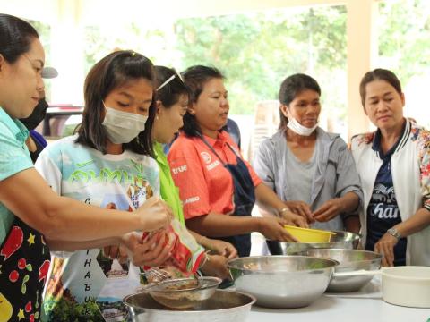 โครงการอบรมส่งเสริมอาชีพระยะสั้น หลักสูตรการทำปลาส้มไร้กาง และเค้กกล้วยหอม